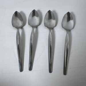 WM Rogers 4 Grapefruit Spoons Orange Citrus Fruit Silverplate Serrated Tip T…